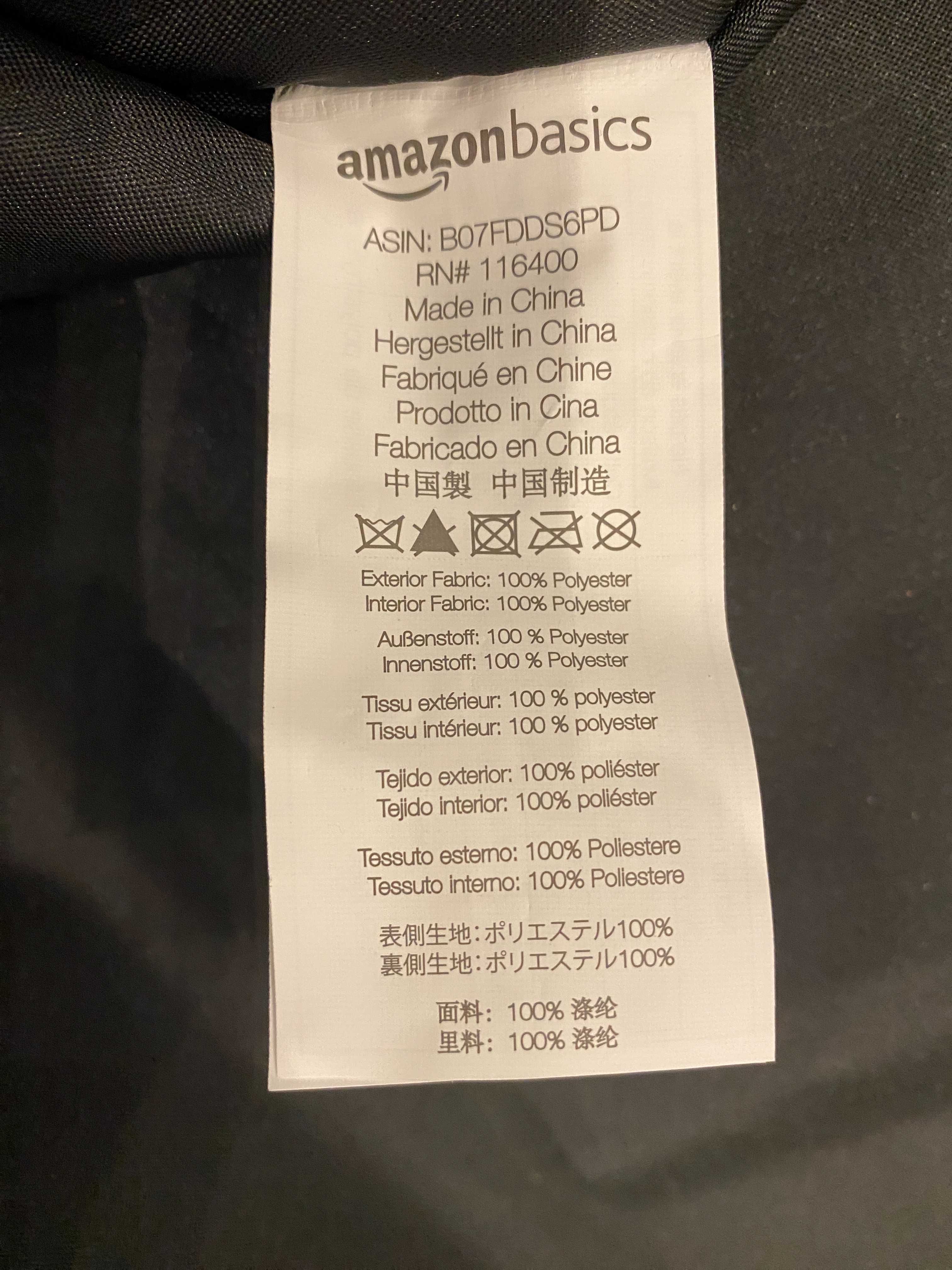Чанта AMAZONBASICS за съхранение на дрехи по време на пътуване.
