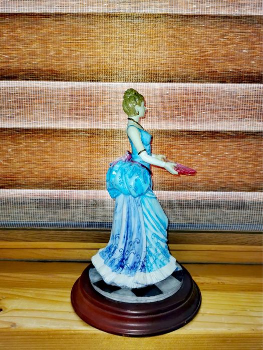 Фигура статуетка кукла винтидж ретро мода 1800 г. Дамата с ветрилото