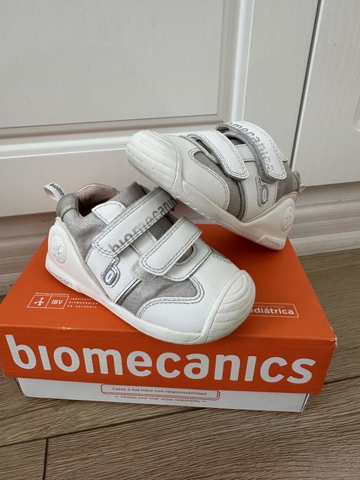 Ботуши и обувки за момиче