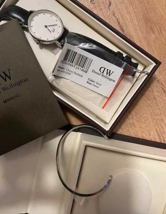 ceas dama Daniel Wellington cu bratara in cutie