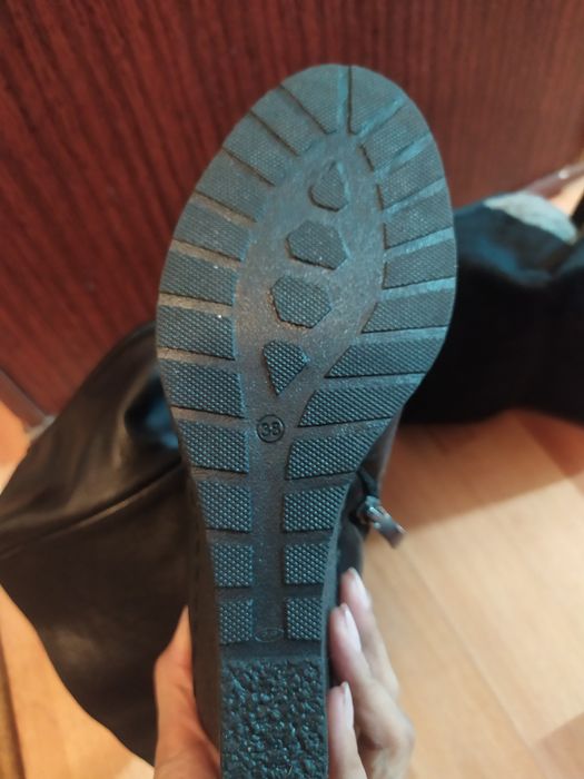 Продам клжанную новую  обувь зимнюю.