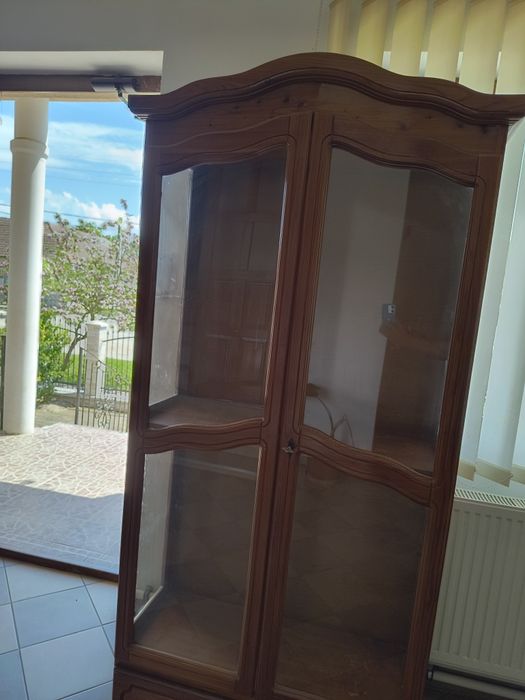 Vitrina din lemn de cirese. 2 bucāti