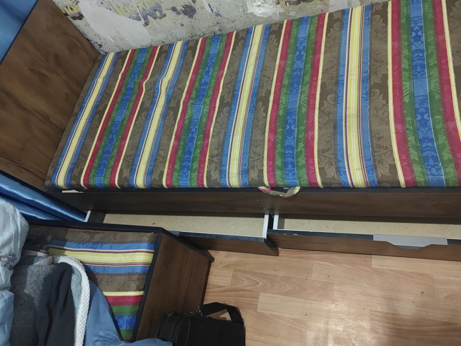 Продам срочно  2кровати подрастковые