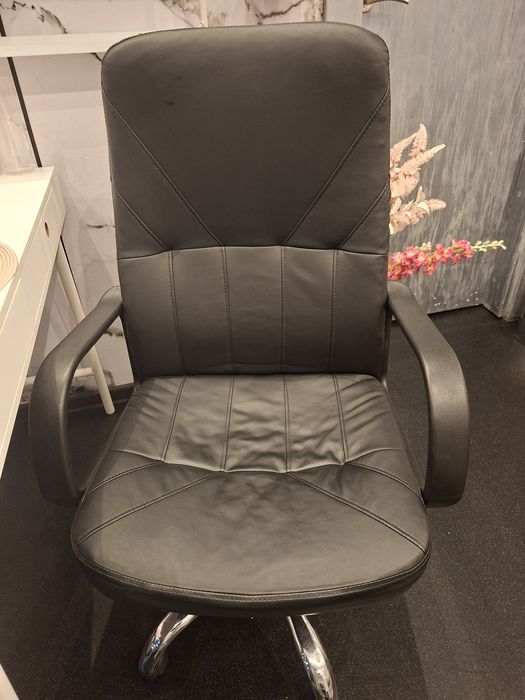 Кожен стол. Без забележки по кожата.