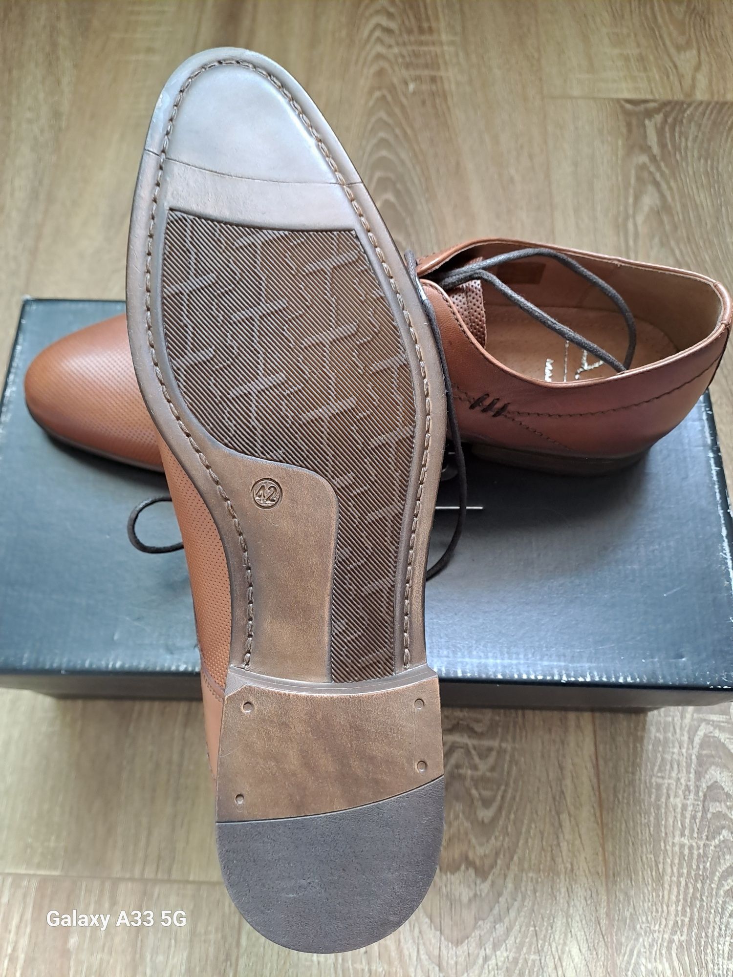 Vand pantofi noi din piele naturală pentru bărbați brand Anna Cori.
Ma