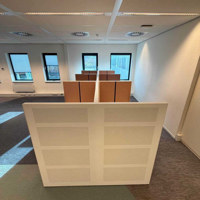 Birou cu panouri despărțitoare, reglaj înălțime, izolare fonică