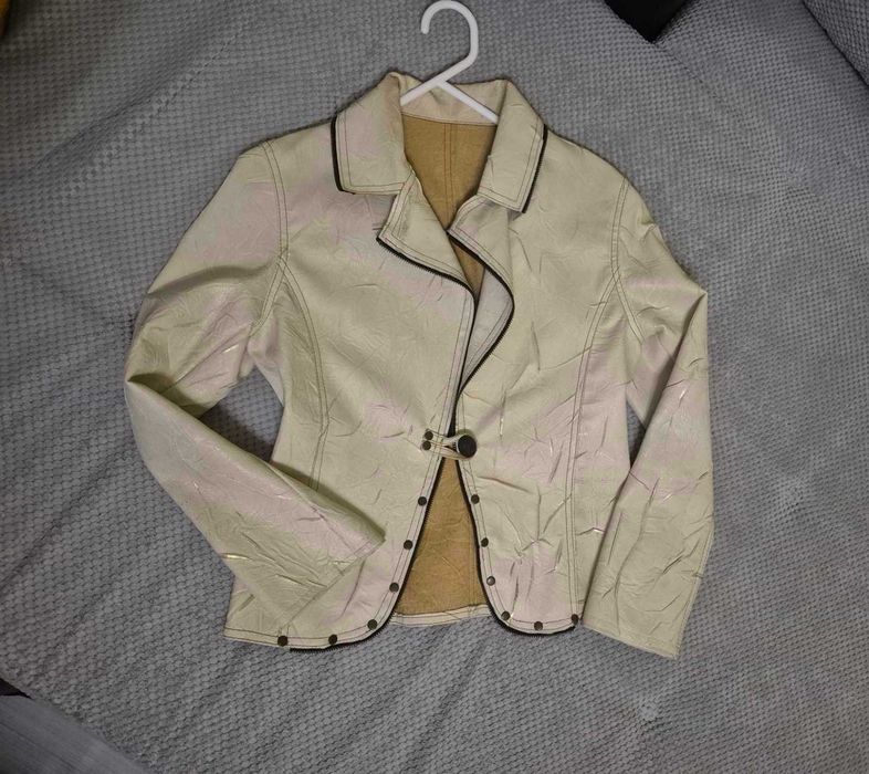 късо кожено дамско сако в бежов цвят