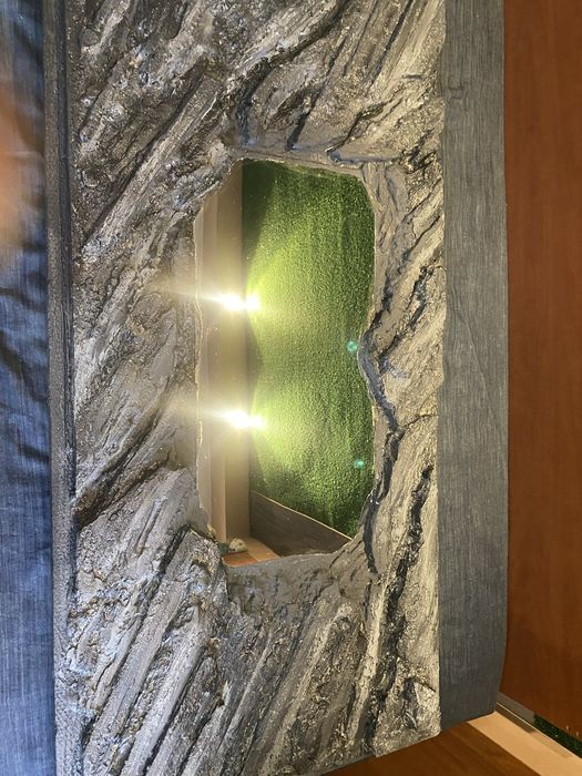 Огледало вградено в изкуствена скала