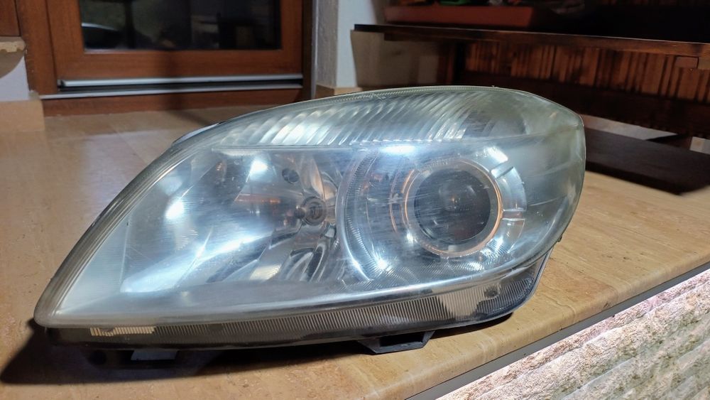 Far stanga Skoda Practik Roomster Fabia 2