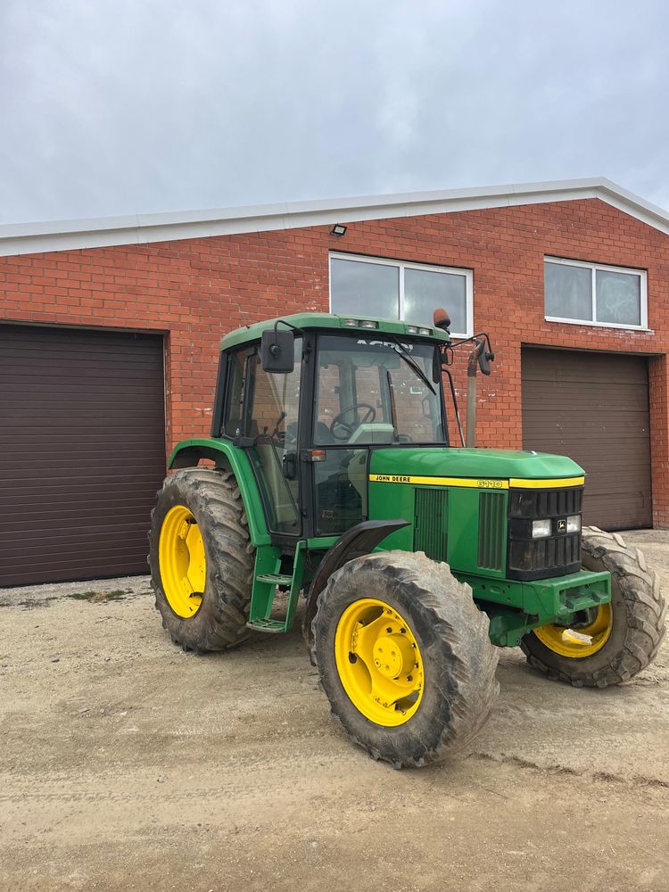 John Deere трактор