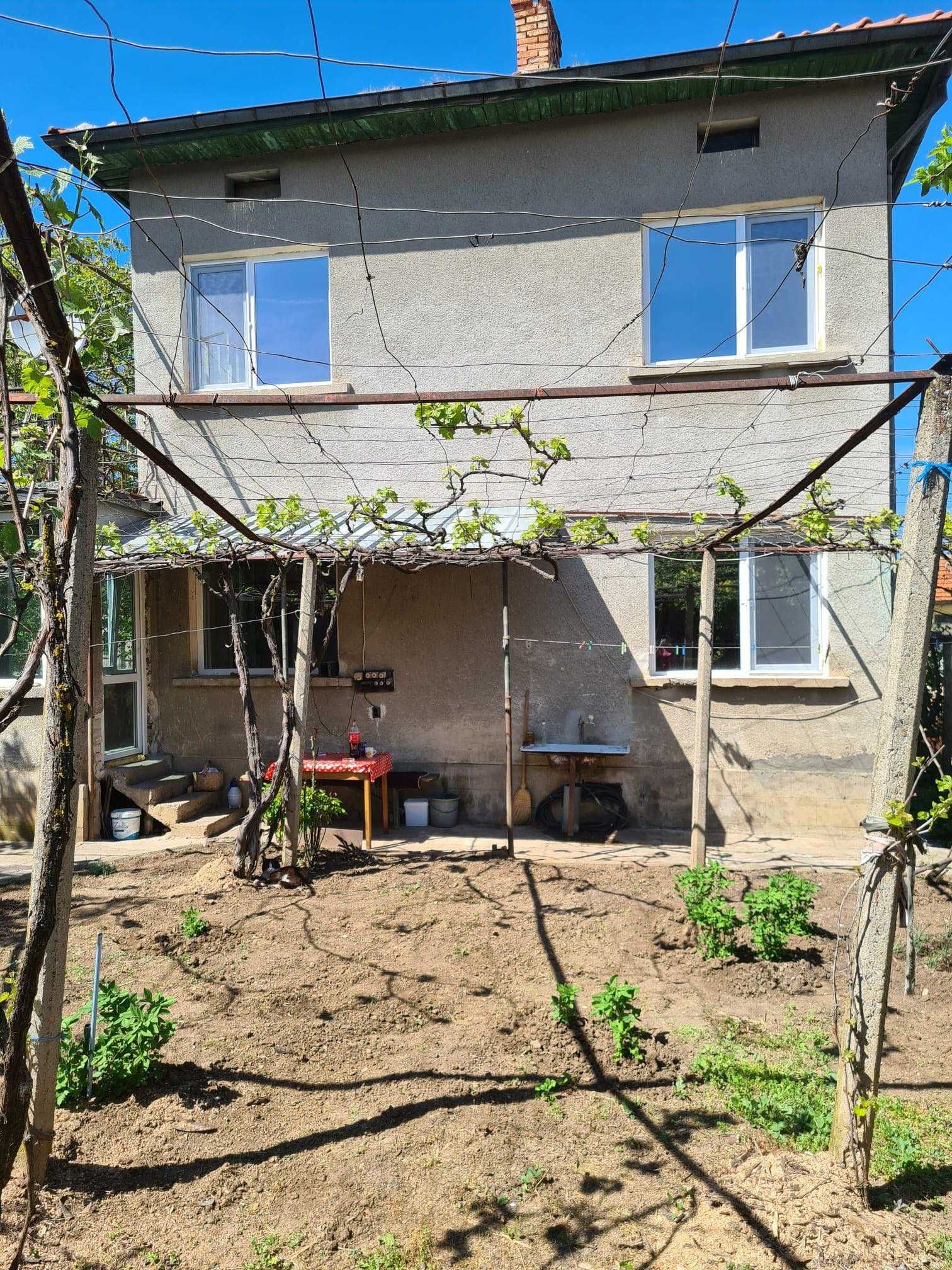 Продавам къща в Луковит, област Ловеч