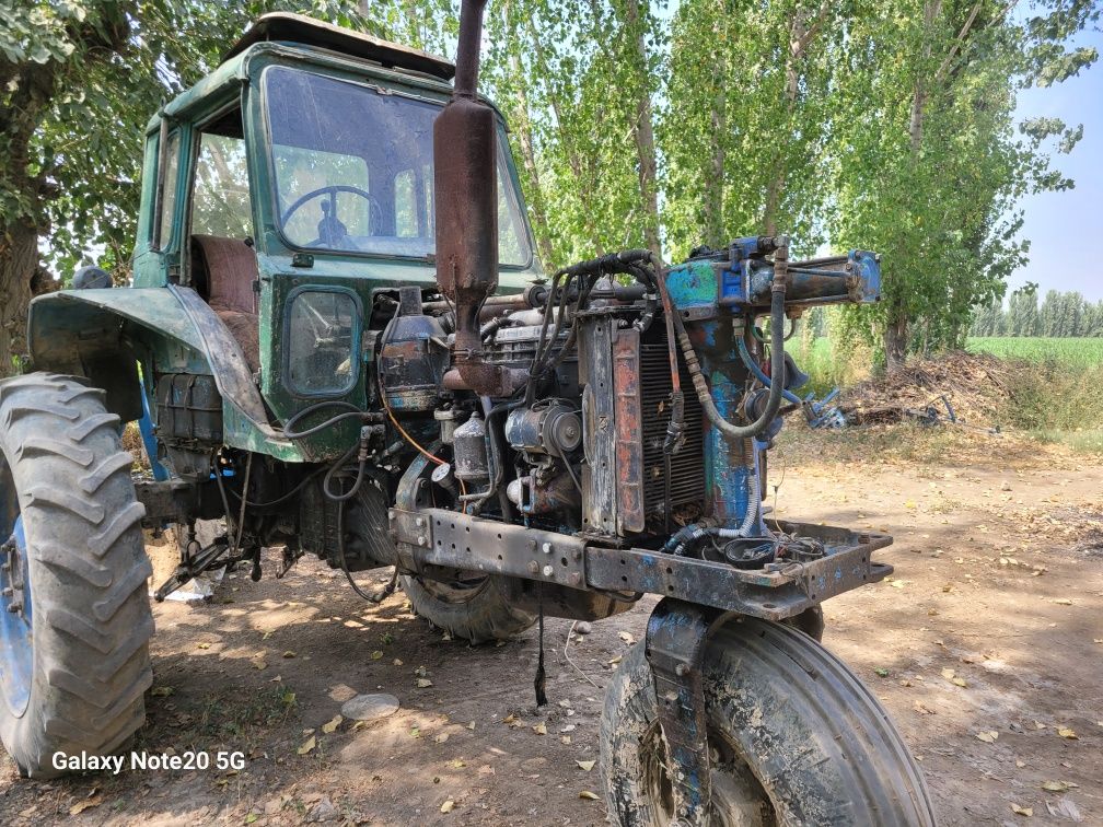 MTZ 80  yurip turgan holda
