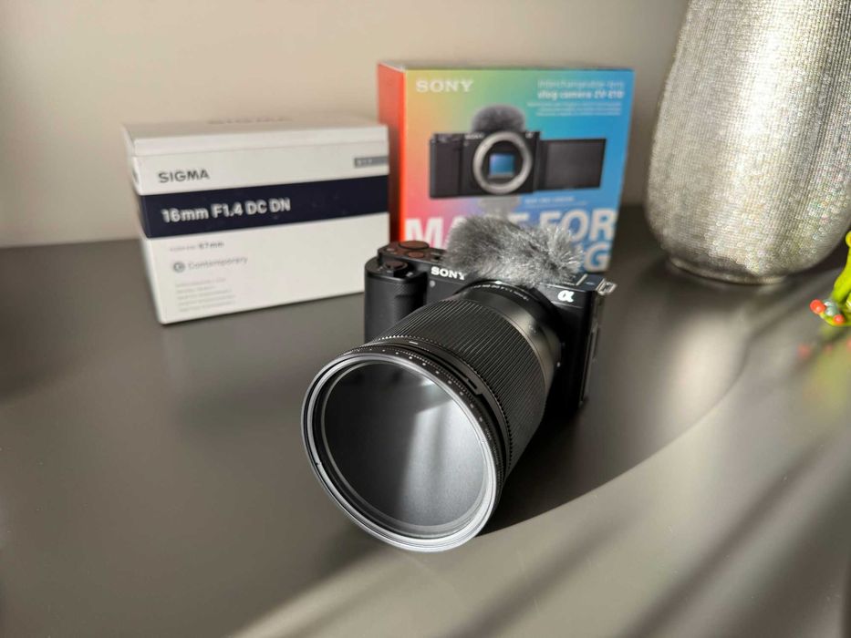 Sony ZV-E10 / obiectiv SIGMA 16mm F1.4 DC DN