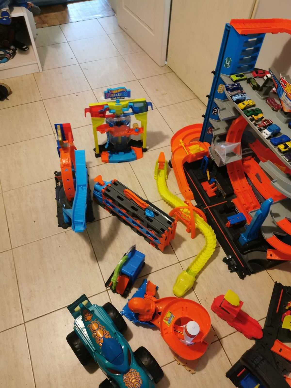 Hot wheels писти със колички