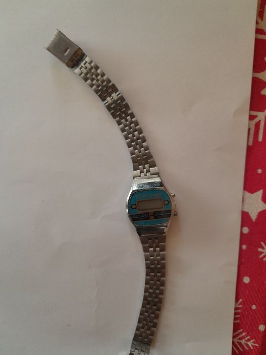 Ceasuri vechi de dama mecanice și electonice