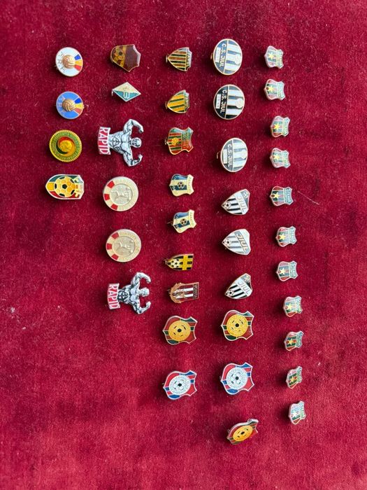 Vând insigne fotbal echipe românești, anii 80, stare foarte buna!!