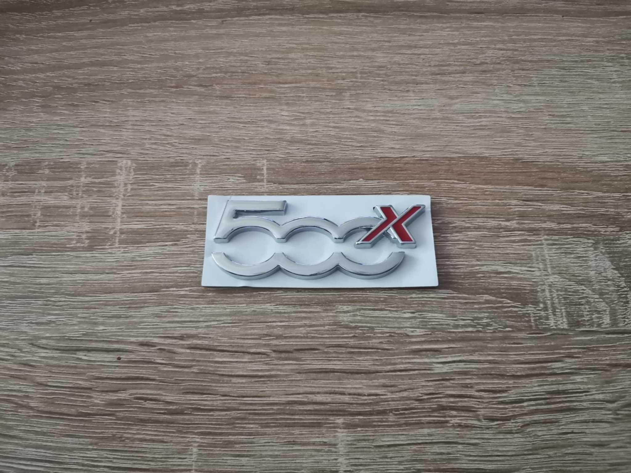 сребриста емблема Fiat 500X