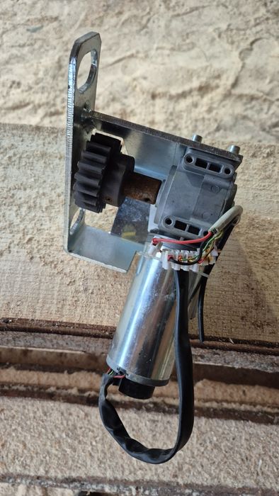 Motor electric 12 V reductor cu pinion