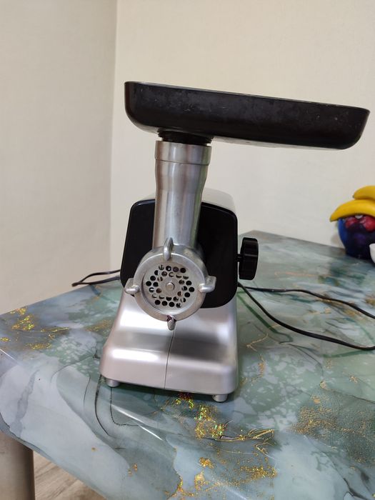 Электромясорубка в хорошем состоянии для переработки продуктов для дом