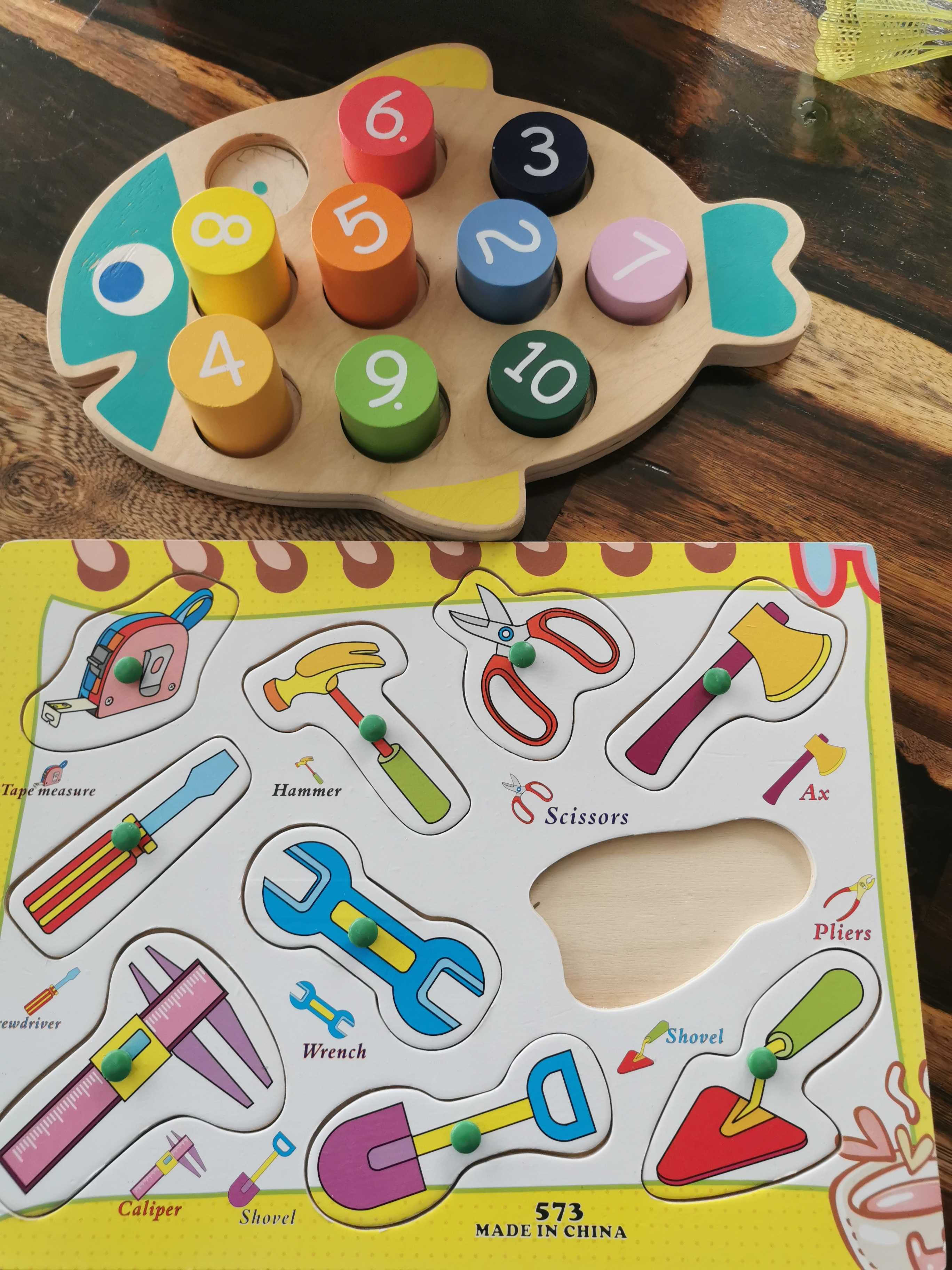Дървени занимателни играчки.