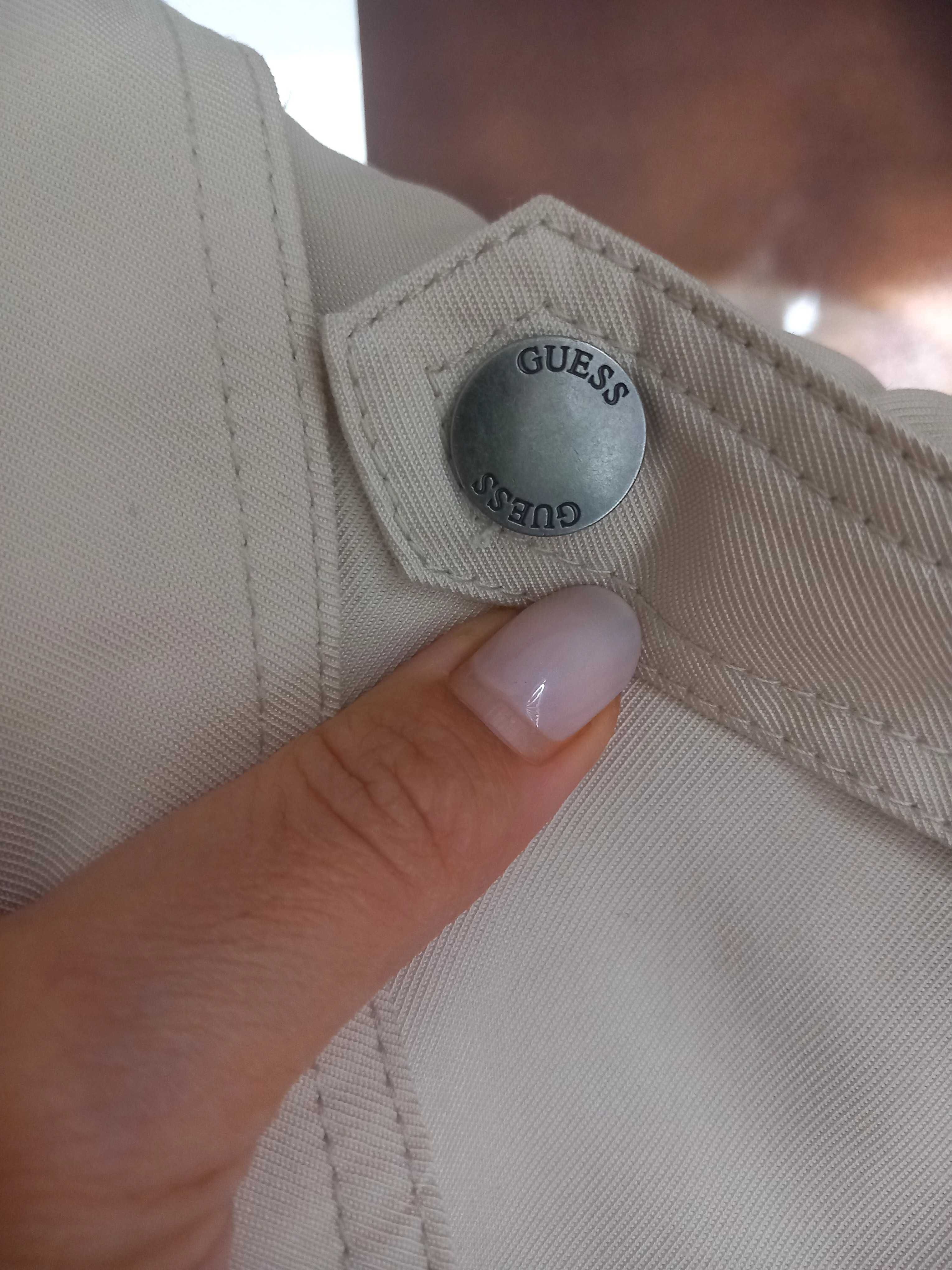 Нов тренчкот на Guess