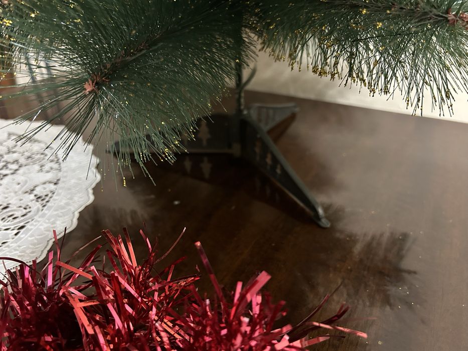 Продам настольную елку новую на подставке