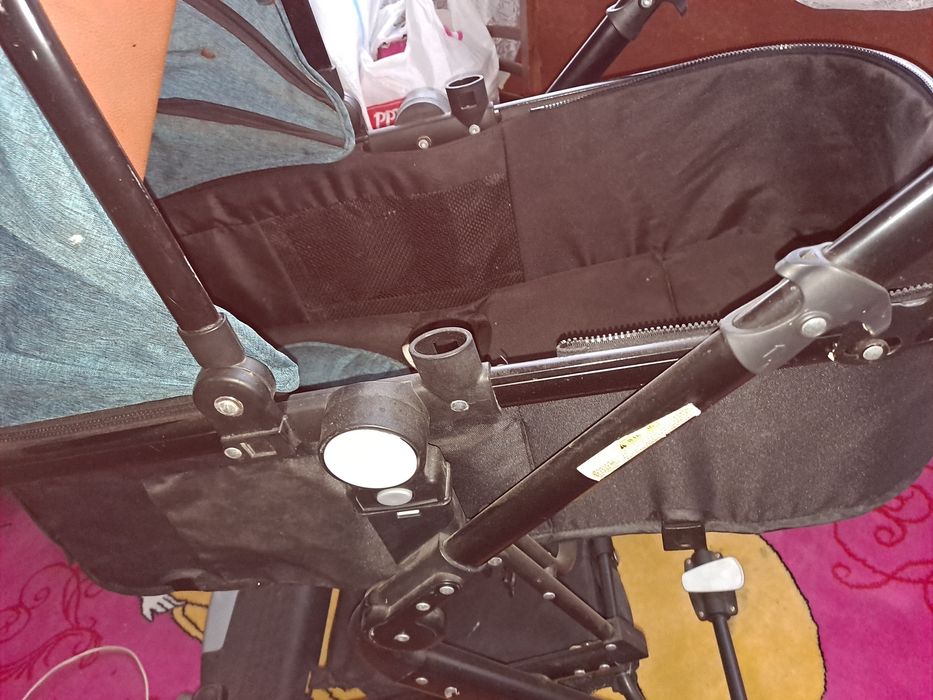 De vânzare doua cărucioare pt copil nou născut