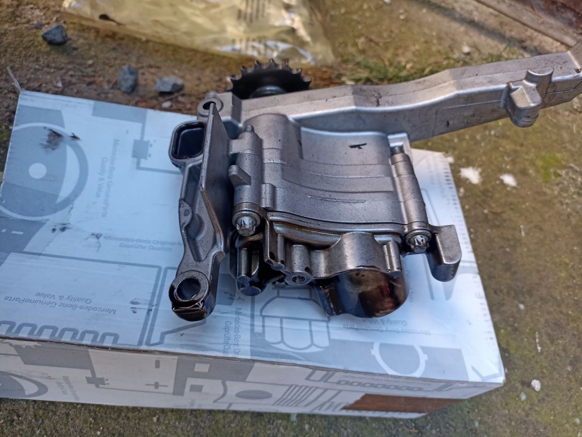 Маслена помпа за двигател OM642 Mercedes Benz