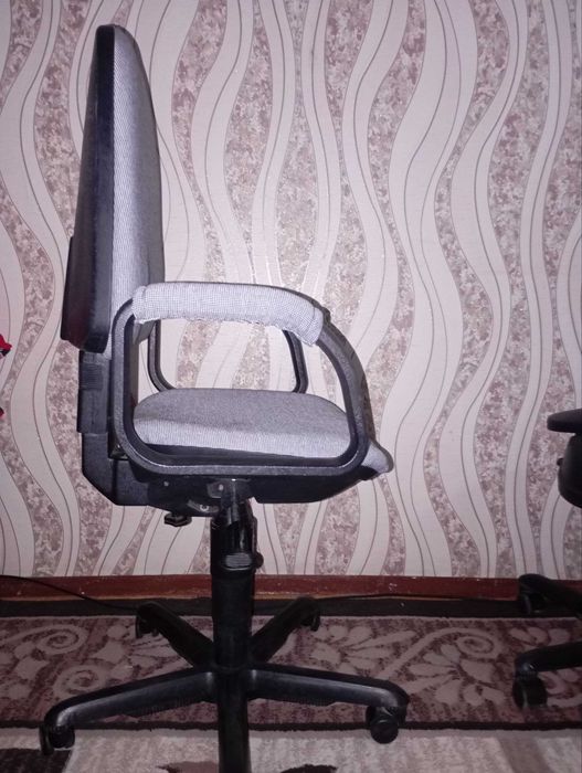 офисное кресло в отличном