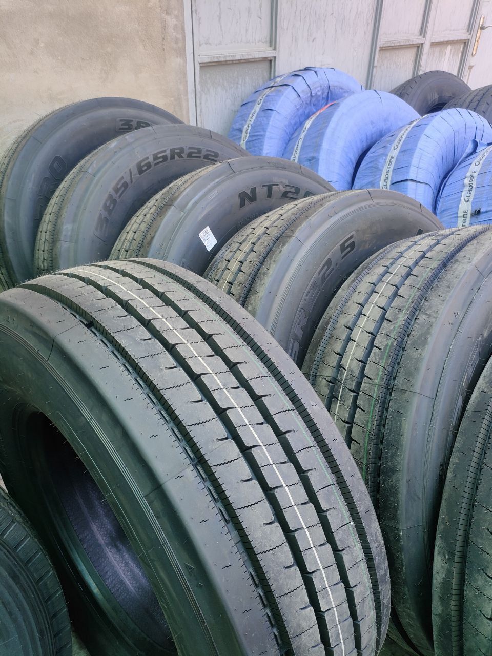 Шина размер 385/65R22.5 Кама