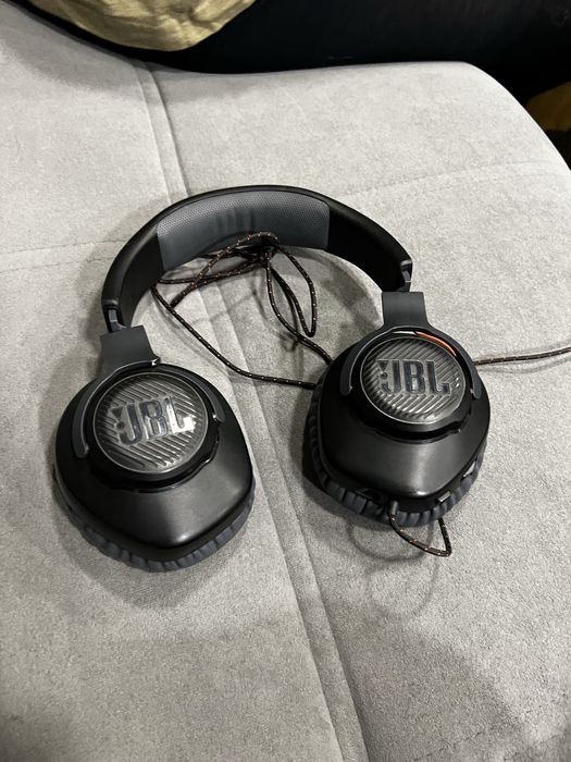 Продам наушники JBL. В неплохом состоянии.