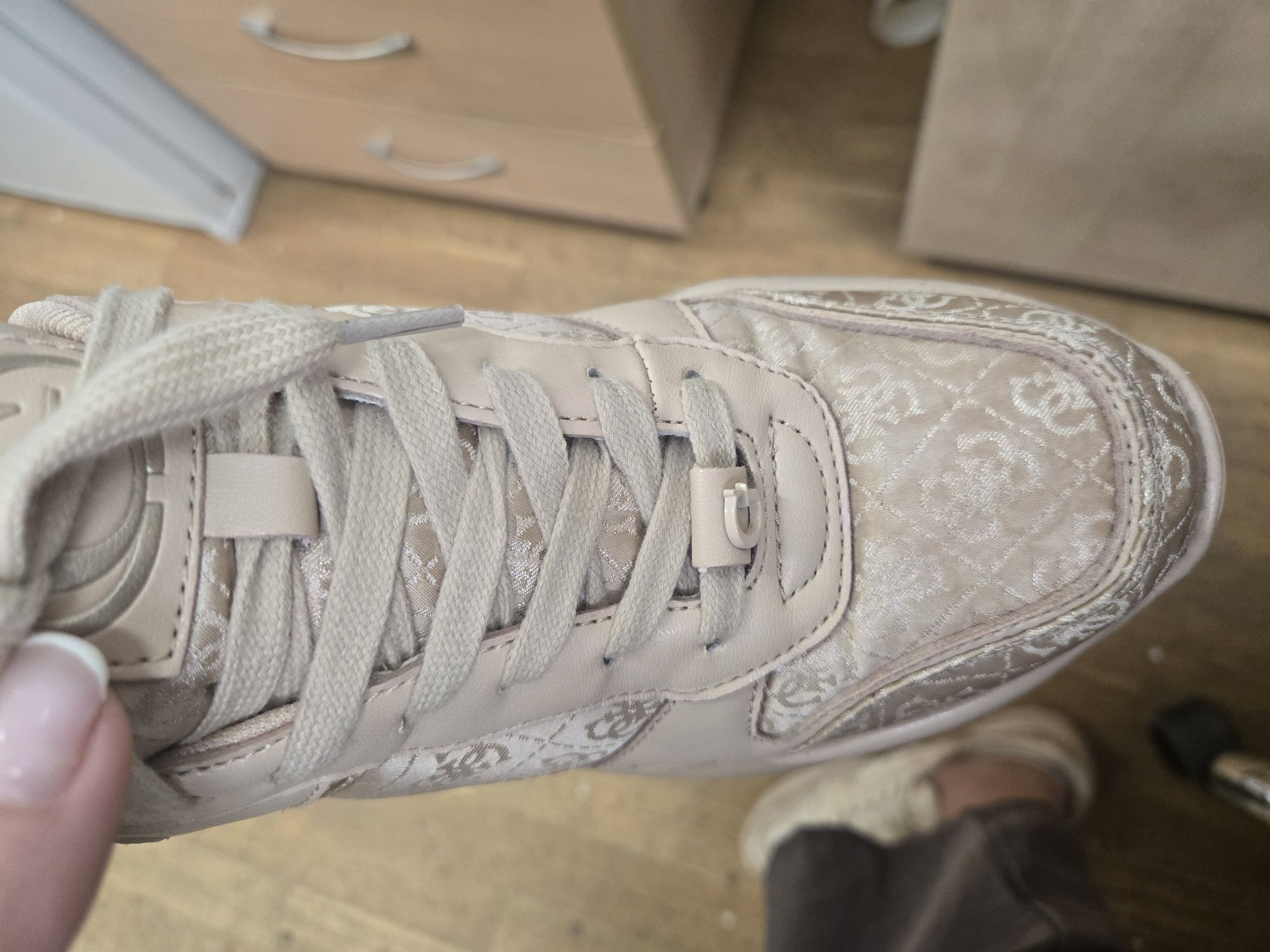 Сникърси Guess...