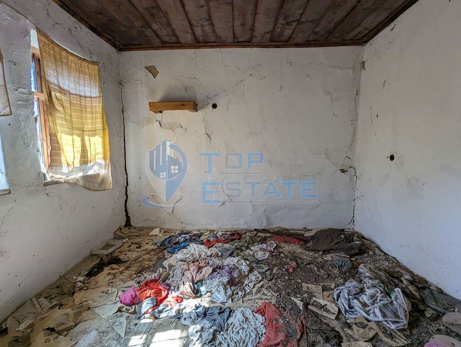 Парцел със стара къща и кладенец в село Сушица