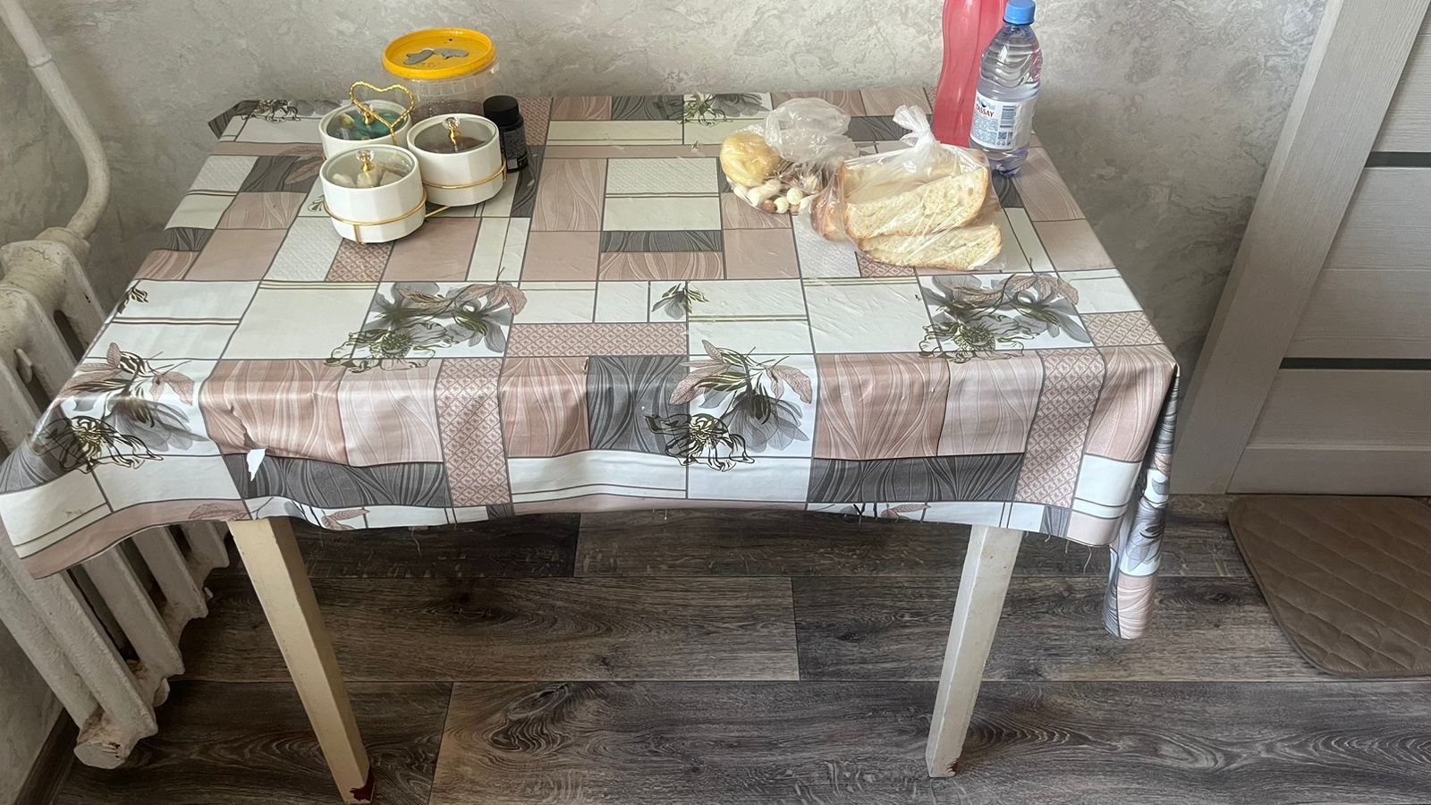 Стол,стулья в подарок табуретка
