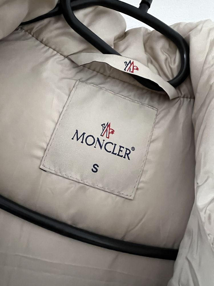 Vand geaca Moncler, noua, nepurtata.