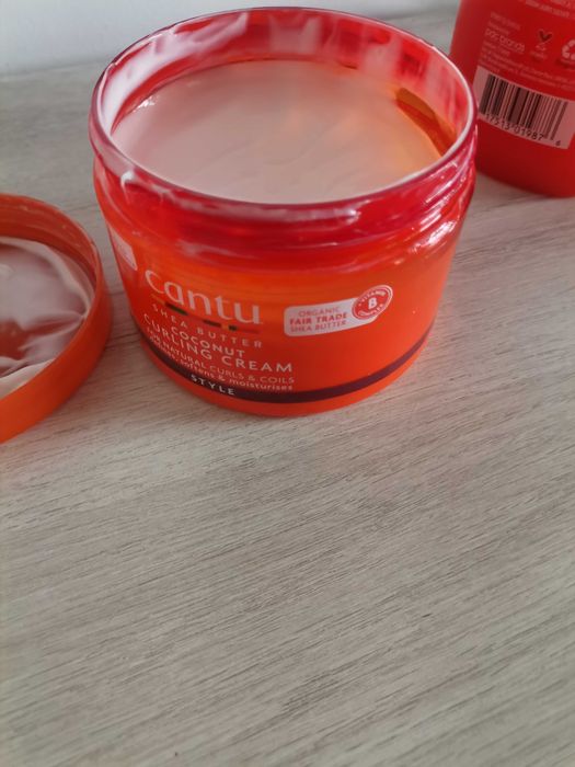 Șampon hidratant de la cantu, și crema pentru activarea parului cret