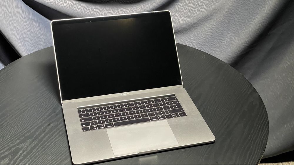 MacBook Pro 15 2016 Touch Bar i7 16GB - 85 cicluri