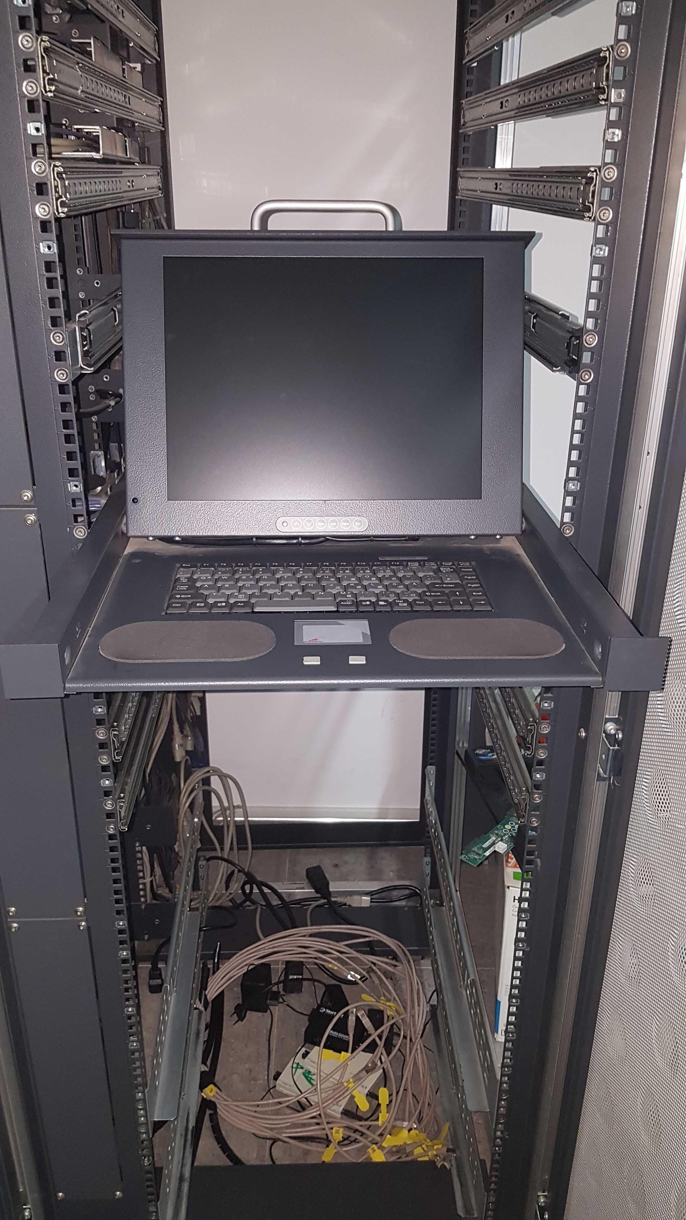 Rack cablat 8 servere cu unitate KVM inclusa