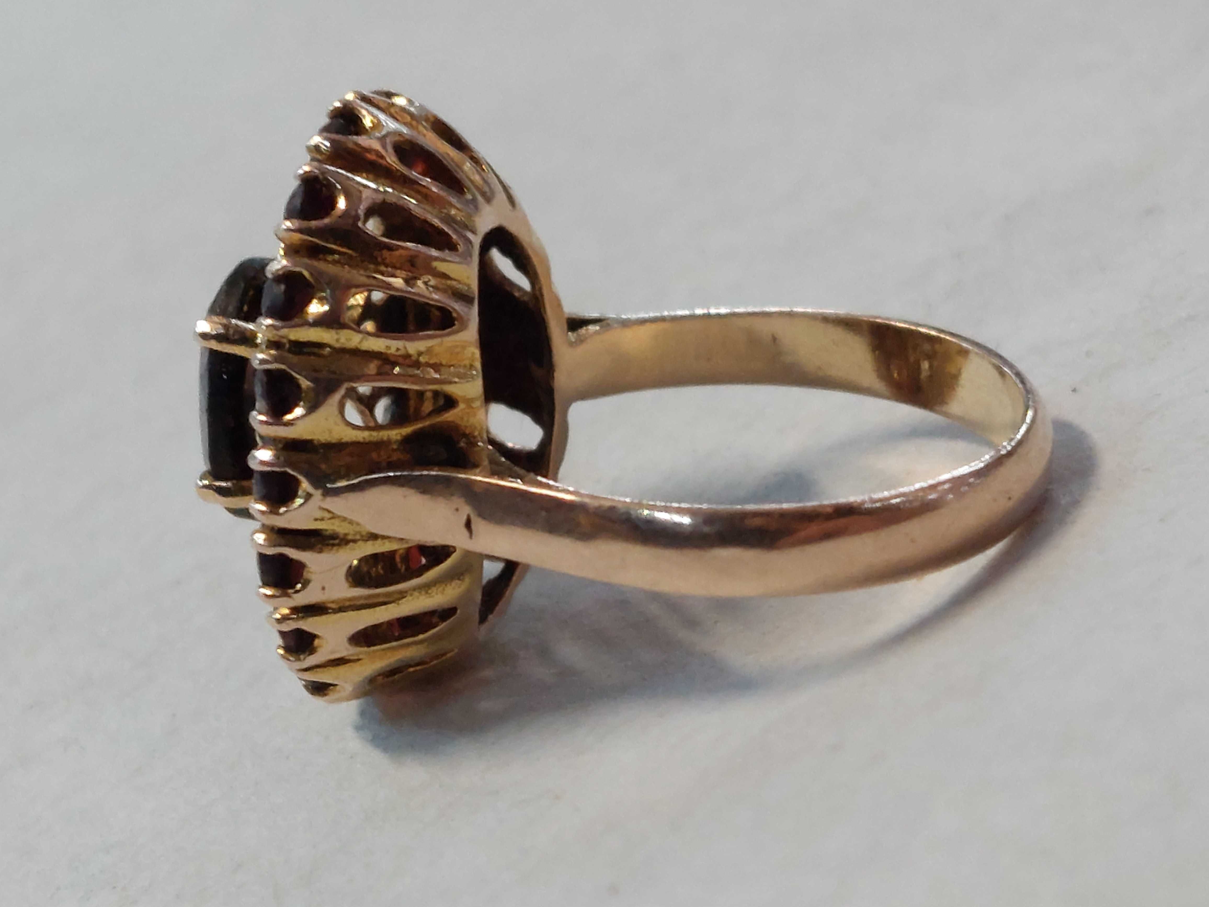 Дамски златен пръстен с гранати