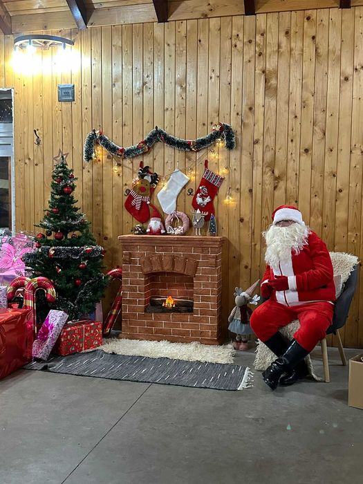 Moș Crăciun cu Chitară și Colinde