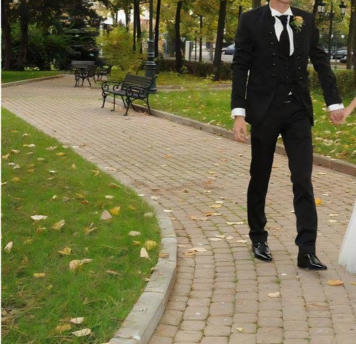 Costum impecabil, arata exact ca in poze, costumul are 3 piese,