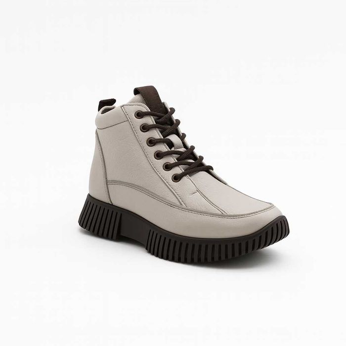 Дамски светлобежови боти от естествена кожа с тъмнокафява подметка