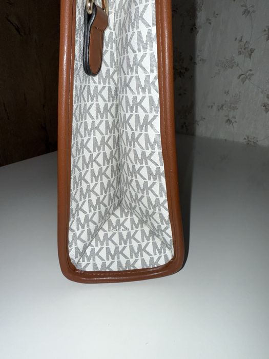 Michael Kors Tote Bag marimea medium - foarte incapatoare.