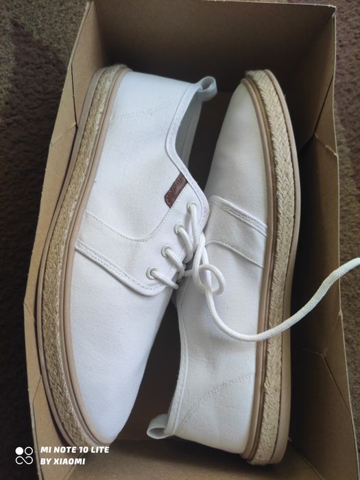 Vând espadrile bărbați mărimea 41  noi . Preț 150 Lei .
