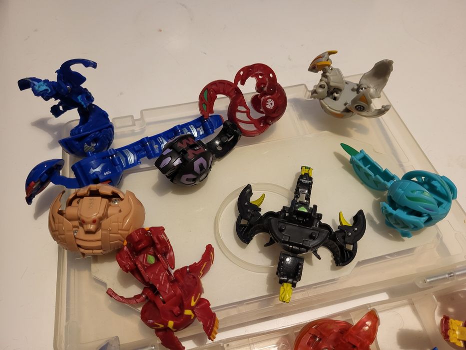 Set bakugan battle brawlers cu cutie si pistă joaca
