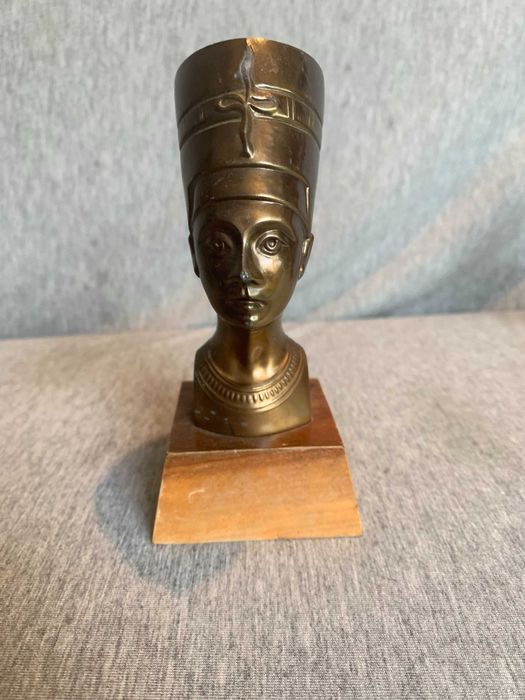 Статуя на Нефертити