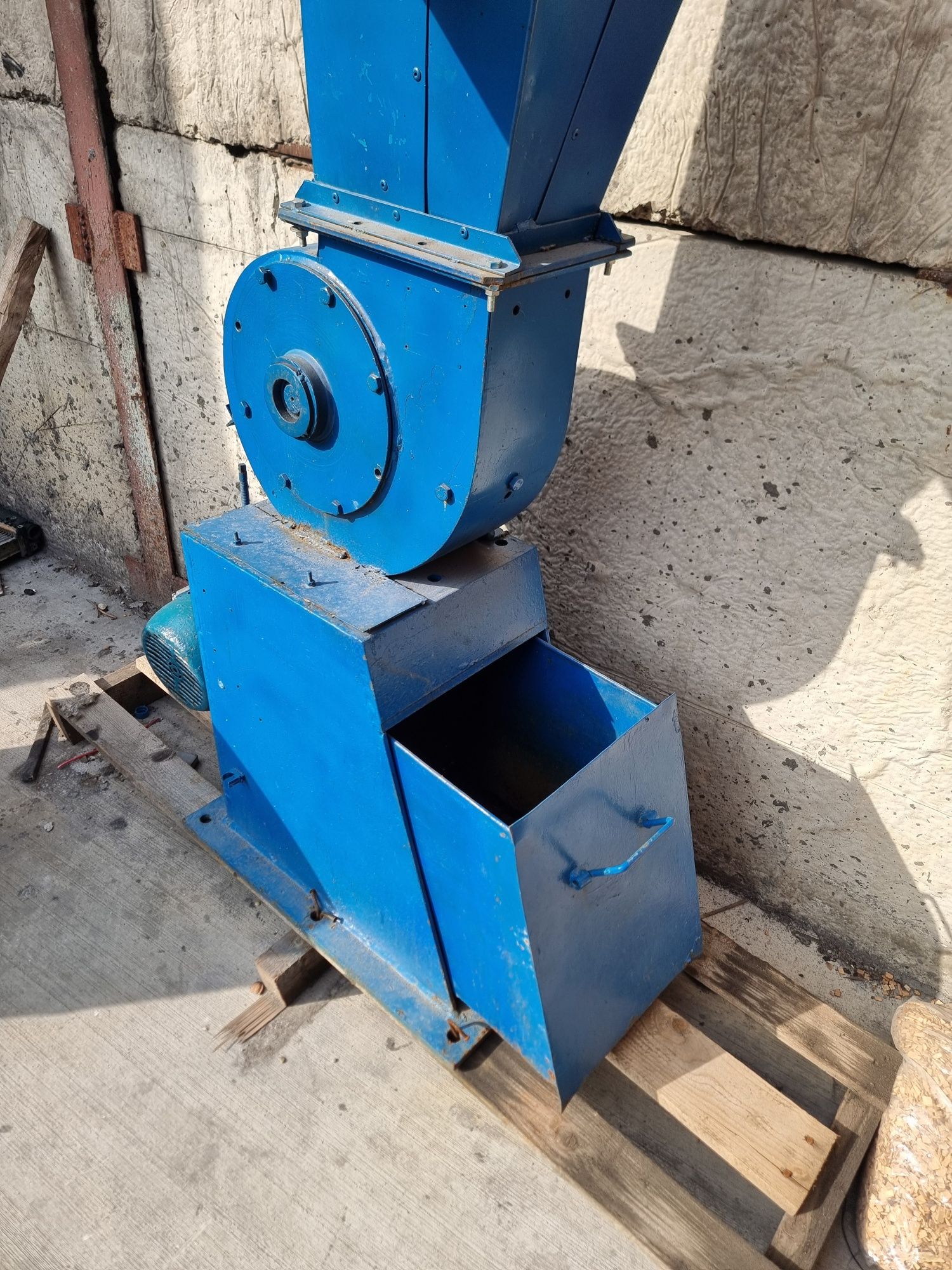 Tocator industrial pentru deșeuri din plastice etc  moara cu ciocanele