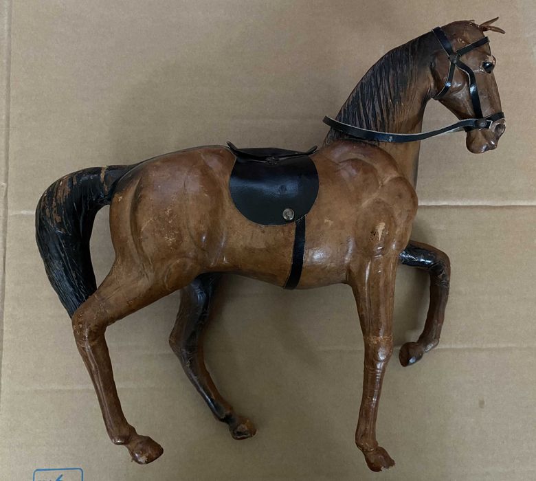 Figurina / Statueta Vintage Cal din piele
