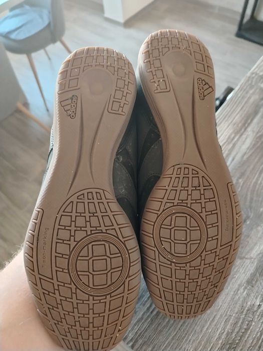 Футболни обувки за зала