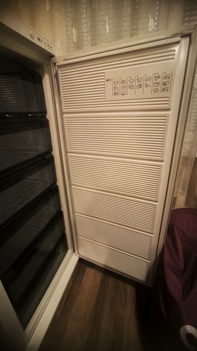 Продавам вертикален фризер